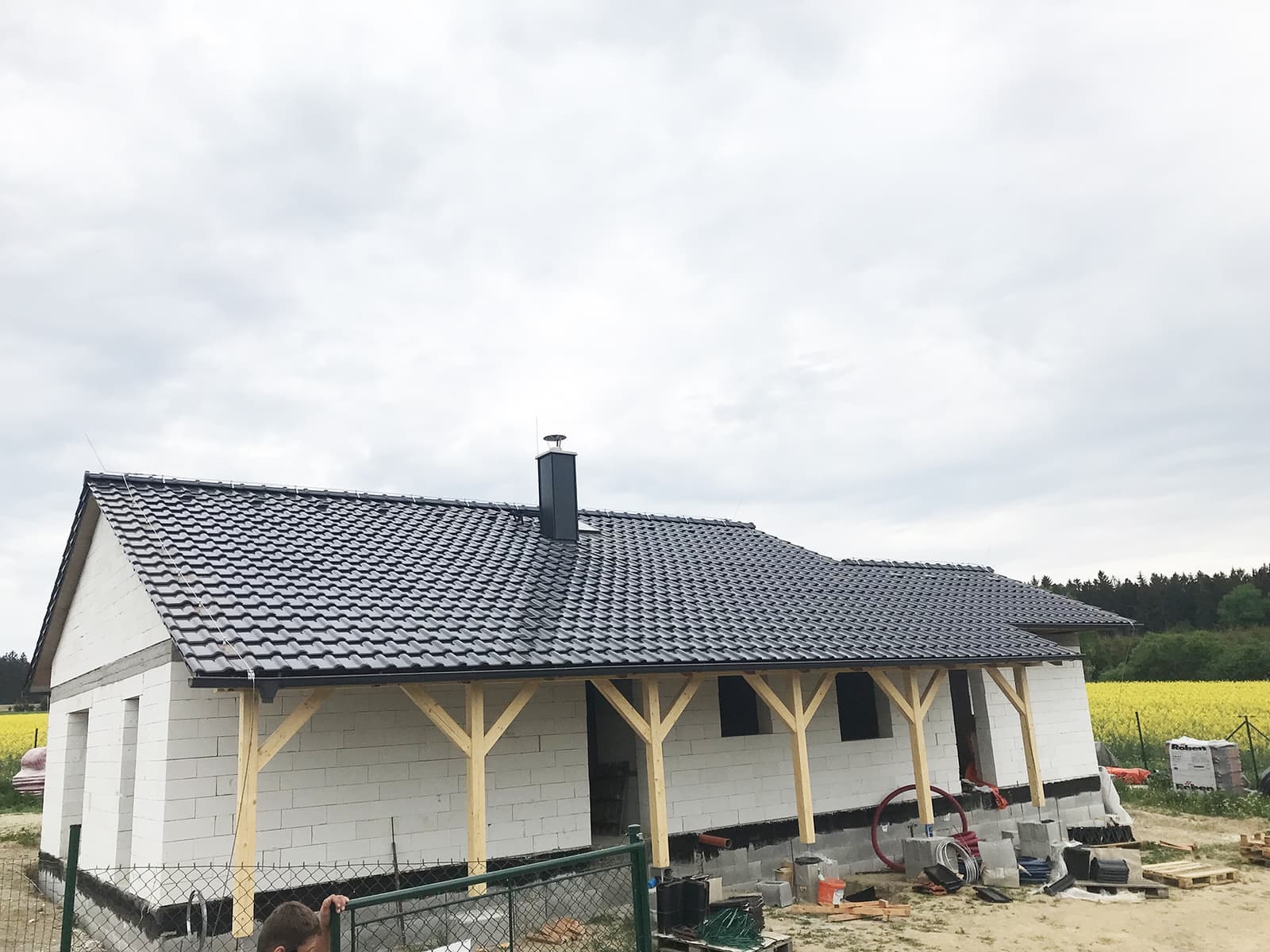 Hřeben a okapový systém na dokončené střeše